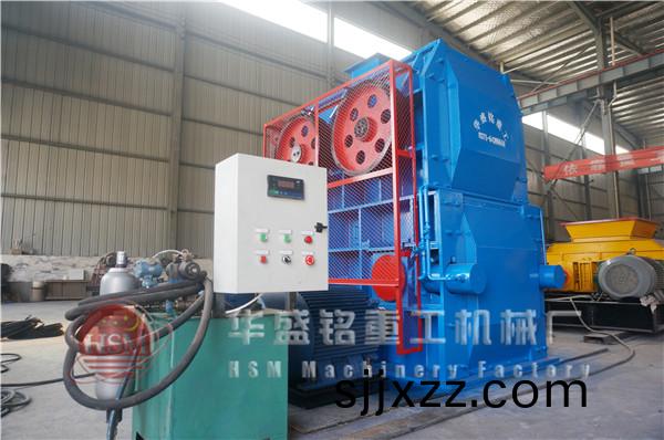 四(si)輥破碎機(ji)現(xian)場(chang)圖