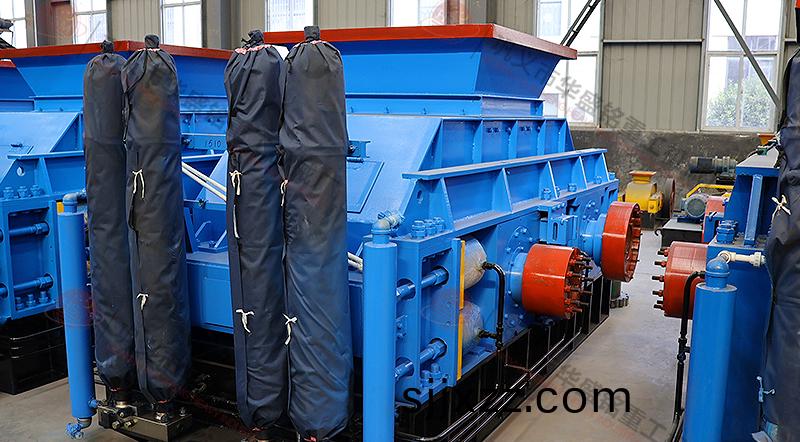 1210型液(ye)壓對(dui)輥製(zhi)砂(sha)機