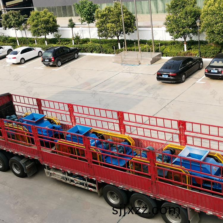 小型(xing)雙齒輥破(po)碎機廠傢價(jia)格(ge)